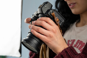 appareil photo réflex numérique dans les mains d'une photographe