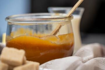 photo macro d'un pot de caramel au beurre salé fais maison DIY