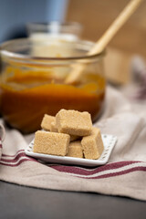 sucres roux devant un pot de caramel au beurre fondu