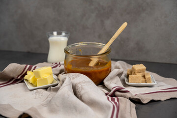 pot de caramel au beurre salé avec les ingrédients lait, beurre et sucre roux