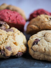 Fotos de estudio con galletas y distintos fondos y composiciones.