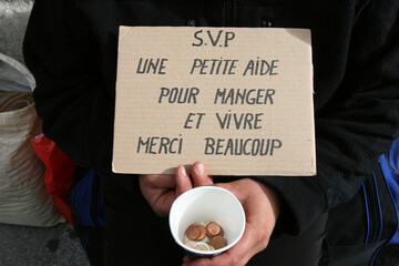 Pauvreté dans les rues de  Paris. - obrazy, fototapety, plakaty