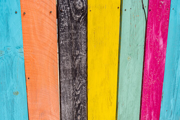 cloture de panneaux de bois peints multicolore