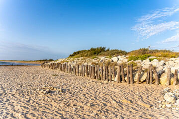 photo de plage avec des retenues de sables © bockelbam