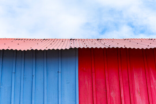 photo d'une façade peinte en bleu et rouge