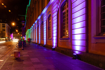 Bunt beleuchtete Fassade der Universität Bonn