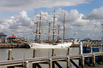 Segelschiff im Hafen von Harlingen am Pier
