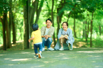 親に駆け寄る2歳児