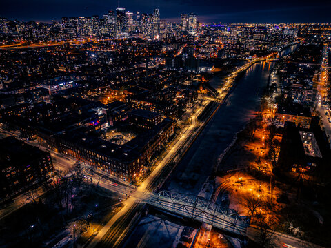 Canal Lachine avec vue sur Montr&eacute;al l'hiver 