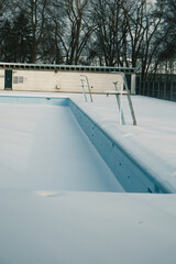 Piscine pleine de neige en hiver 