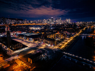 Ville et canal vue de nuit 