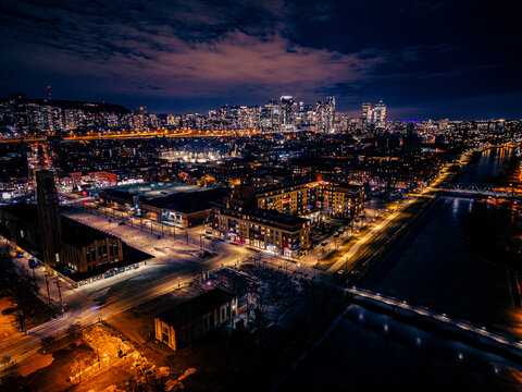 Ville et canal vue de nuit 