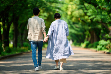 初夏の公園を散歩するカップル
