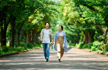 Fototapeta na wymiar 初夏の公園を散歩するカップル