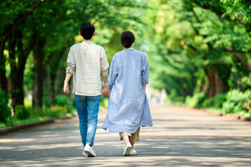 Fototapeta premium 初夏の公園を散歩するカップル