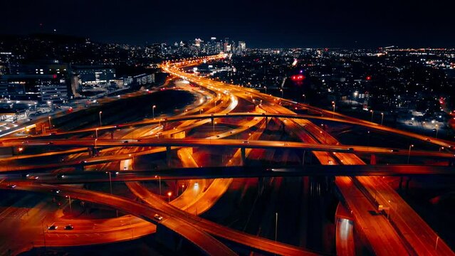 Vid&eacute;o autoronuit, trafic, lumi&egrave;re, ville, route, autoroute, voiture, rue, lumi&egrave;re, vitesse, transport, voiture, urbain, mouvement, voyage, distance, autoroute, autoroute, flou, coute Montr&eacute;al de nuit 