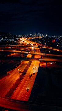 Vid&eacute;o de  ville de nuit sur autoroute 