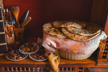 Comida típica marroquí preparada para la cena de Ramadán. Dátiles y pan en una cocina.