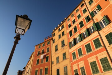 Ville de Camogli en Ligurie, sur la Riviera italienne, au bord de la mer Méditerranée, avec ses immeubles aux façades colorées en trompe-l’oeil (Italie)