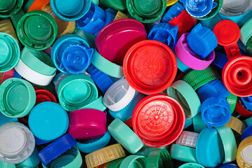 Verschiedene Schraubverschlüsse und Kappen aus Kunststoff zum recyceln