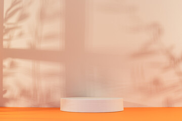 Fond avec un podium vide pour création d'arrière plan de couleurs orange et blanc avec un jeu d'ombre d'une fenêtre et de branches.	