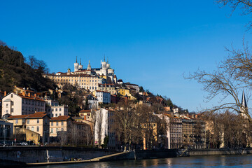 Basilique Notre-Dame-de-Fourvière dominant la ville depuis les bords de Saône à Lyon