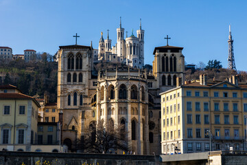 Fototapeta na wymiar Cathédrale Saint-Jean en contrebas de la Basilique Notre-Dame-de-Fourvière depuis les bords de Saône à Lyon