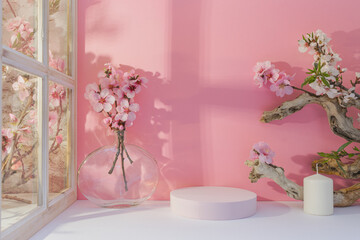 Présentation pour arrière plan de fleurs d'amandiers et d'un podium vide sur un fond rose....
