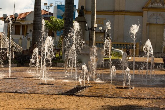Fonte &aacute;gua em pra&ccedil;a de cidade pequena. 