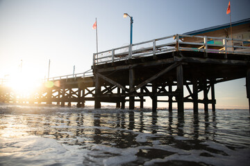 Obraz premium Sunrise on Argentina Beach with a view of the Dock
