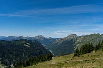 Fototapeta na wymiar Joli paysage e montagne à Chatel - Frnace