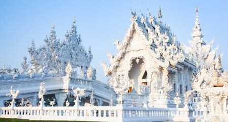 CHIANG RAI, THAILAND - FEBRUARY 2019: wat Rong Khun The famous White Temple in Chiang Rai, Thailand - obrazy, fototapety, plakaty