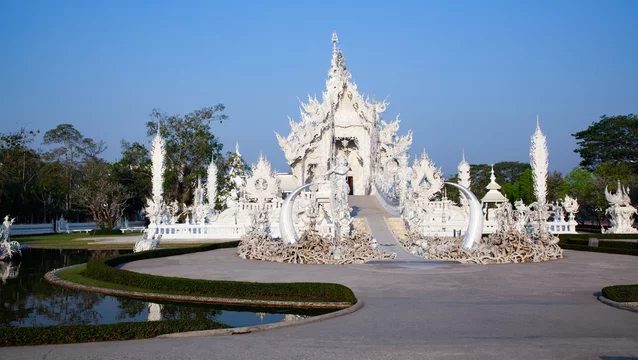 Le Temple Blanc de Wat Rong Khun - Adobe Stock