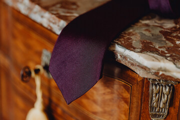Cravate d'homme posée sur le meuble