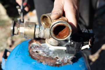 The rusted water distribution unit of the hydraulic tank of the water station was disassembled for repair