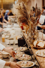 Le bar du restaurant entre la cuisine et les invités