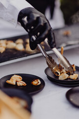 Noix de Saint-Jacques snackées par le chef pour le cocktail