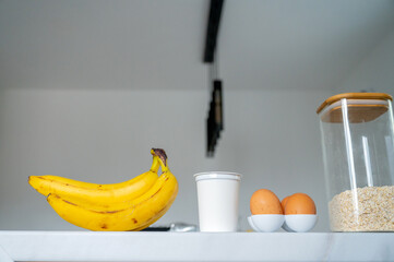 Banana, yogurt, and crunchy oats for a vitamin-rich breakfast - 747591966