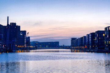 Blick in den Duisburger Innenhafen in Duisburg bei Sonnenuntergang
