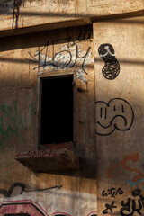 Graffitis en un edificio abandonado