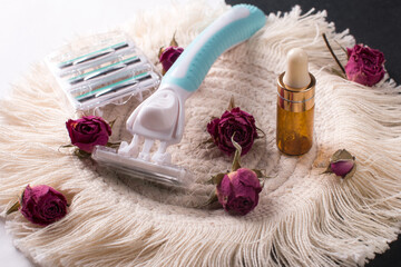 women's shaving machine with interchangeable blades. A safety razor