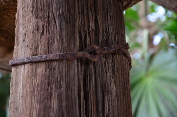TRONCO DE MADERA CON HERRAJES OXIDADOS