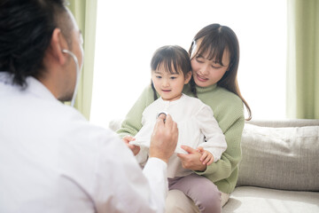 Fototapeta premium Doctor examining a child (doctor) Image of a home visit, clinic, hospital, etc.