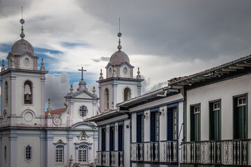Fototapeta na wymiar Janelas e igreja da cidade histórica de Diamantina, MG