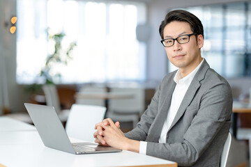 ノートパソコンで作業をする男性