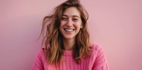 Fotobehang Junge hübsche Frau lächelt, Mädchen mit rosa Oberteil vor einer rosa Wand © GreenOptix