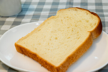 ダイニングテーブルの上に一枚の食パン