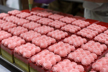 パティシエの厨房、イチゴのムースケーキ