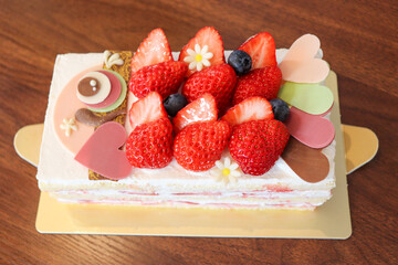 こどもの日のお祝い、パティシエが作ったこいのぼりデコレーションケーキ