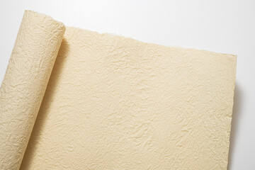 生成り色のロール紙と白い紙
